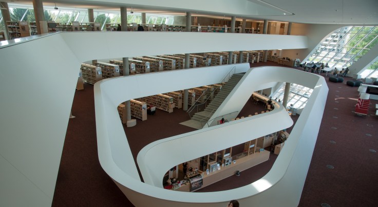 පුස්තකාලයේ ඇතුළත දර්ශනයක්