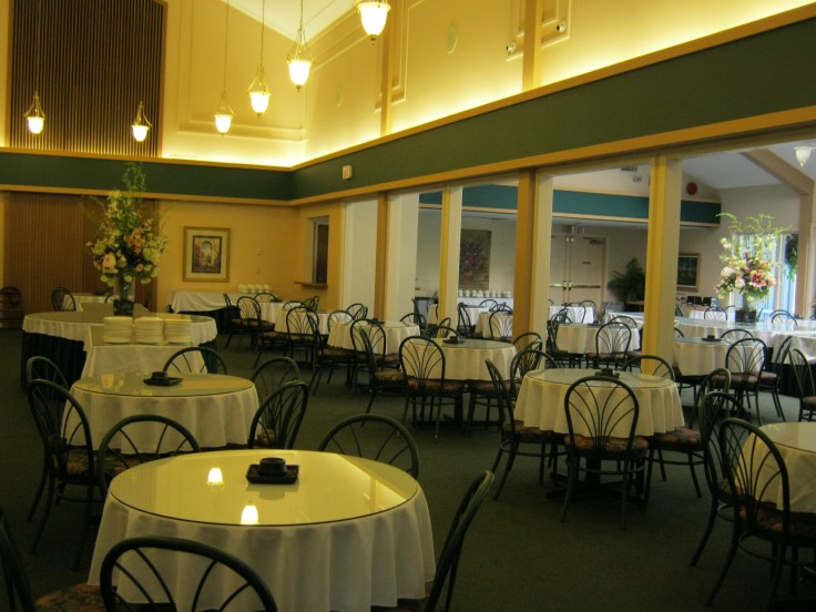 කැනඩාවේ අවමංගල්ය ශාලාවක ඇතුළත ඇති භෝජන සංග්රහ කාමරයක්